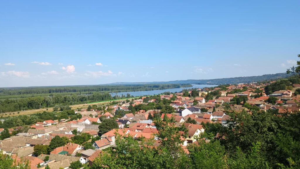 Široki pogled na Dunav sa Vidikovca iznad Sremskih Karlovaca - u daljini Fruška gora i kuće na proplancima