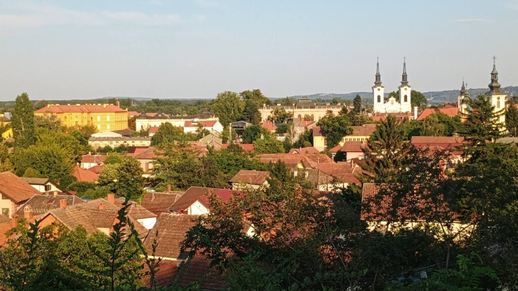 Ulaz u Sremske Karlovce iz pravca Novog Sada - pogled sa mostića u Petrovaradinskoj ulici