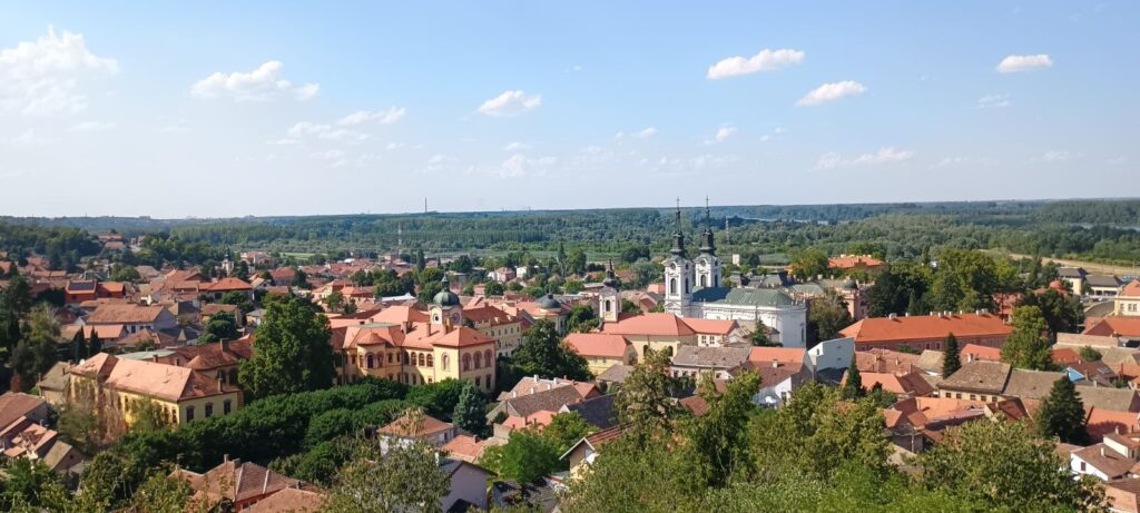 Pogled na Sremske Karlovce sa Vidikovca - centar mesta sa okolinom
